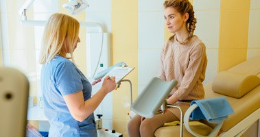 Pierwsza wizyta u ginekologa – jak należy się przygotować i kiedy powinna się odbyć?