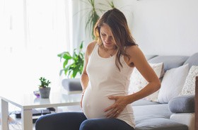 Sączenie wód płodowych – przyczyny, objawy i postępowanie w przypadku wycieku wód płodowych