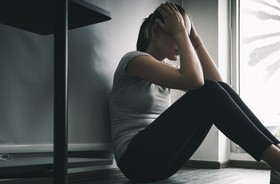 COVID-19 a zdrowia psychiczne. Najnowsze badania brytyjskich naukowców