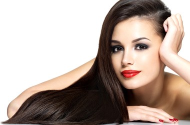 Wypadanie włosów i biotyna. Czy rzeczywiście jest związek?