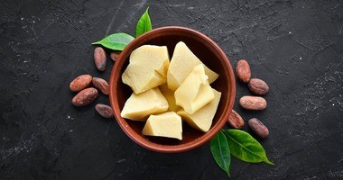 Masło kakaowe i jego właściwości – kiedy i jak je stosować? Czy przyśpiesza opalanie?