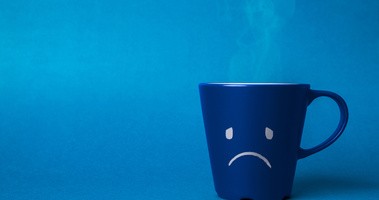 Smutny kubek z kawą jako symbol Blue Monday