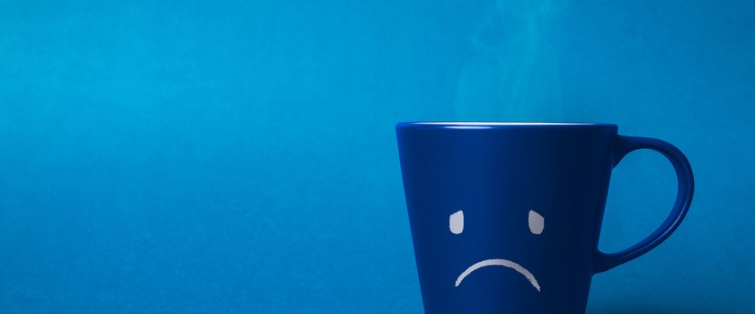 Smutny kubek z kawą jako symbol Blue Monday