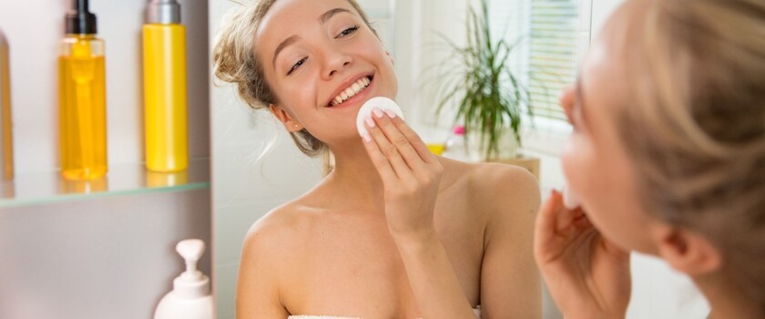 tonik do twarzy, jaki tonik do twarzy, jak działa tonik do twarzy, najlepszy tonik do twarzy, kobieta nakłada tonik na twarz przed lustrem