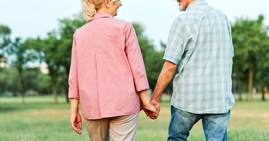 para seniorów trzyma się za ręce, wyroby chłonne dla osób aktywnych, produkty chłonne dla osób aktywnych