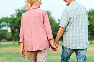 para seniorów trzyma się za ręce, wyroby chłonne dla osób aktywnych, produkty chłonne dla osób aktywnych