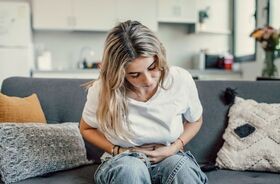 Kobieta z nerwicą żołądka. Ból brzucha z nerwów.