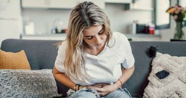 Kobieta z nerwicą żołądka. Ból brzucha z nerwów.