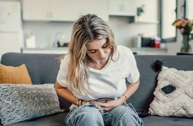 Kobieta z nerwicą żołądka. Ból brzucha z nerwów.