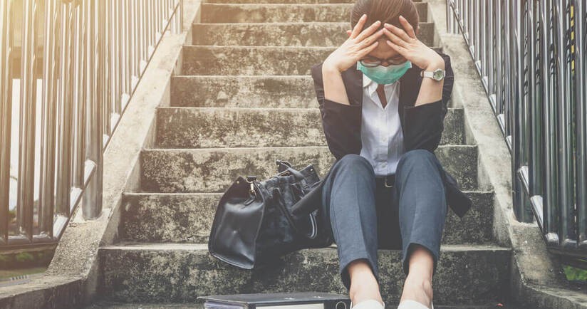 Kobieta w maseczce przeżywa kryzys psychiczny po pandemii COVID-19