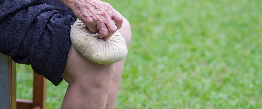 Babcine sposoby na ból kolan – poznaj skuteczne, domowe sposoby na ból kolana
