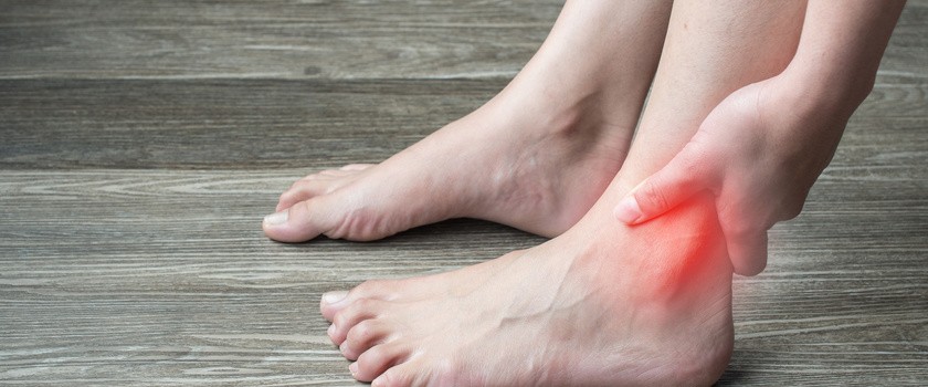 Opuchnięte kostki u nóg – przyczyny i domowe sposoby na opuchliznę kostek