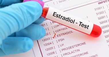 Estradiol (E2) – normy. Kiedy badać, jak zwiększyć poziom hormonu? Interpretacja wyników