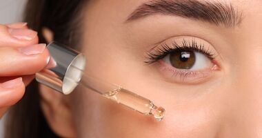 retinol, retinol na zmarszczki, kobieta stosuje serum z retinolem