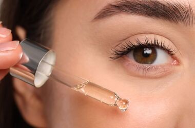 retinol, retinol na zmarszczki, kobieta stosuje serum z retinolem