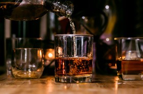 Alkohol wlewany do szklanki