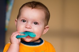 Gorączka przy ząbkowaniu – co robić? Kiedy i jak zbijać temperaturę u ząbkującego dziecka?