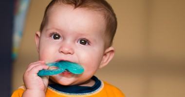 Gorączka przy ząbkowaniu – co robić? Kiedy i jak zbijać temperaturę u ząbkującego dziecka?