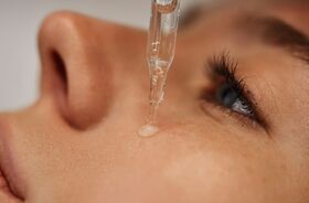 kwas traneksamowy, kwas traneksamowy na przebarwienia, kosmetyki z kwasem traneksamowym, kobieta stosująca serum z kwasem traneksamowym