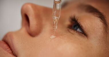 kwas traneksamowy, kwas traneksamowy na przebarwienia, kosmetyki z kwasem traneksamowym, kobieta stosująca serum z kwasem traneksamowym