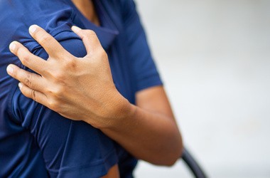 Rwa barkowa – przyczyny, objawy, fizjoterapia, leczenie