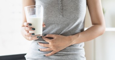 Nietolerancja laktozy – objawy. Działanie preparatów z laktazą