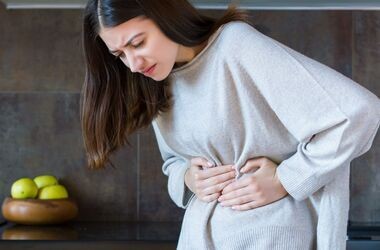 dieta trzustkowa, dieta na trzustkę, młoda kobieta z bólem trzustki, co jeść gdy boli trzustka