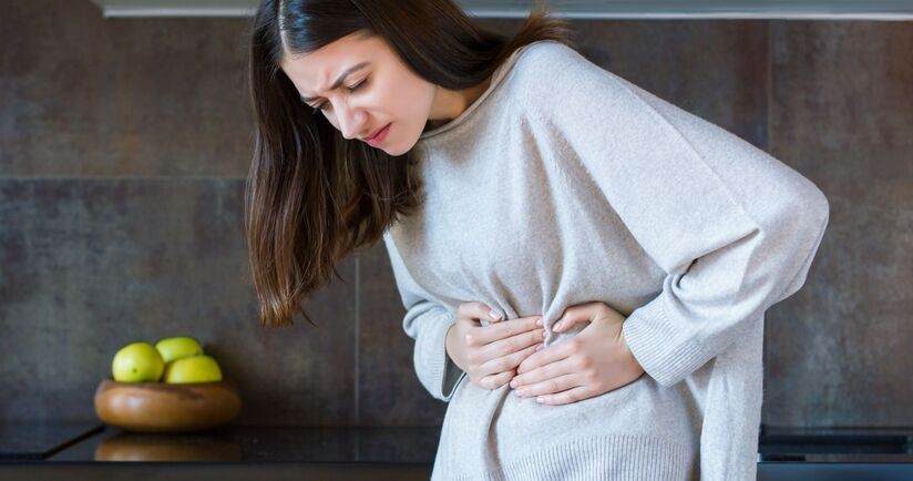 dieta trzustkowa, dieta na trzustkę, młoda kobieta z bólem trzustki, co jeść gdy boli trzustka