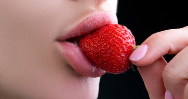 Kobieta je zmysłowo truskawkę - wizualizacja seksu oralnego