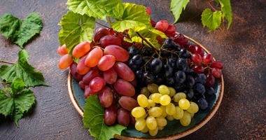 białe i ciemne winogrona