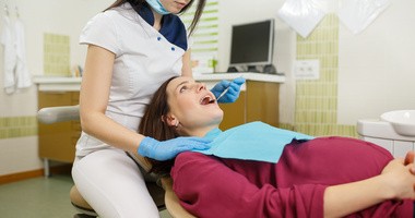 Ból zęba w ciąży – czy można leczyć zęby w ciąży i jakie usługi stomatologiczne są refundowane?