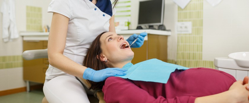 Ból zęba w ciąży – czy można leczyć zęby w ciąży i jakie usługi stomatologiczne są refundowane?