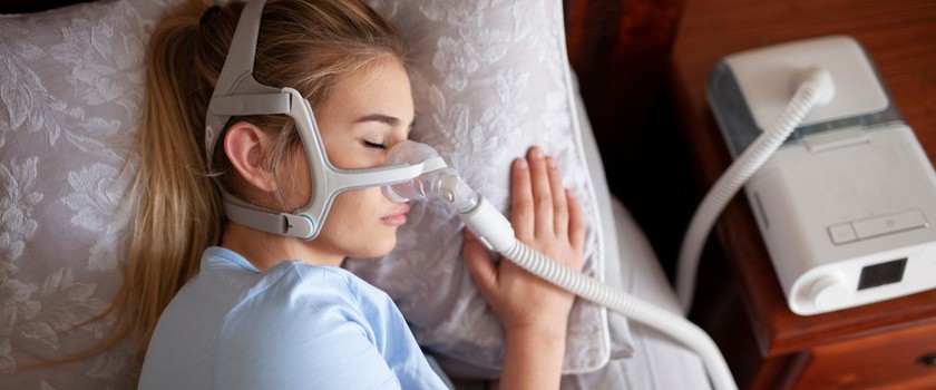 Kobieta śpiąca w aparaturze do badania bezdechu sennego