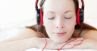 Kobieta w słuchawkach w czasie muzykoterapii