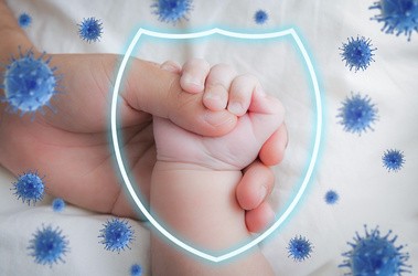 dłoń małego dziecka wokół której krążą zarazki