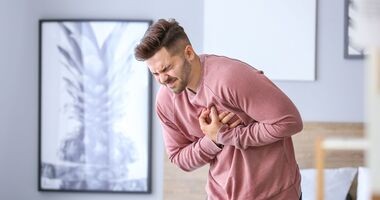 zawał serca, mężczyzna z zawałem, czynniki ryzyka zawału serca i udaru
