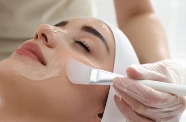 kwas tca, peeling z kwasem tca, tca na trądzik, kobieta podczas zabiegu peelingu tca