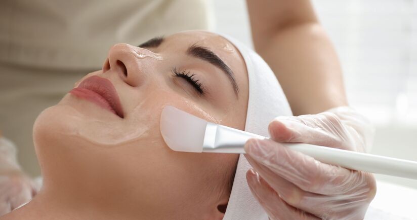 kwas tca, peeling z kwasem tca, tca na trądzik, kobieta podczas zabiegu peelingu tca