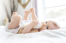 Skaza białkowa – przyczyny, objawy i leczenie alergii na białka mleka krowiego u niemowląt, dzieci i dorosłych