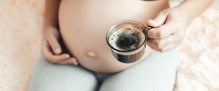 Pijąc kawę w ciąży, narażasz wątrobę dziecka