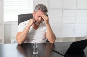 tryptany, tryptany na migrenę, mężczyzna z bólem głowy