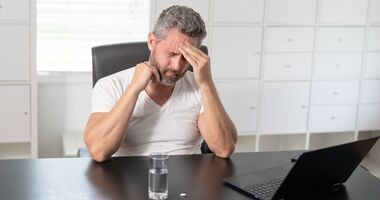 tryptany, tryptany na migrenę, mężczyzna z bólem głowy