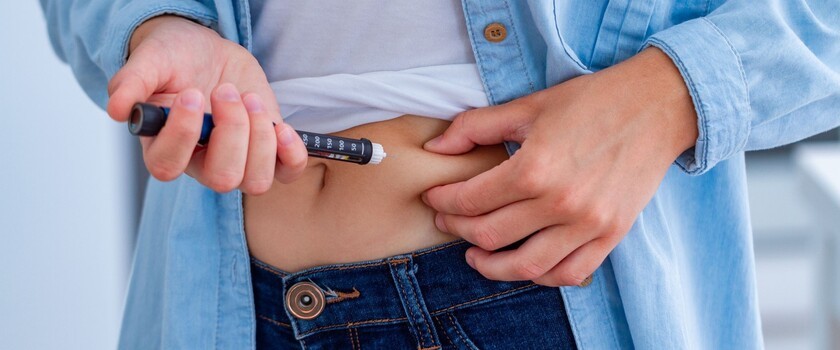 jak podawać insulinę, wstrzykiwanie insuliny, kobieta wstrzykuje insulinę w brzuch, zastrzyki z insuliną, peny z insuliną, prawidłowe podawanie insuliny