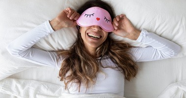 Śpiąca, uśmiechnięta kobieta