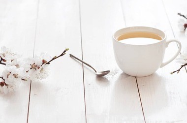 Herbata biała – co warto o niej wiedzieć? Właściwości, zastosowanie, sposób parzenia