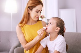 Krew z nosa u dziecka – przyczyny, leczenie, pierwsza pomoc