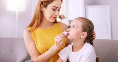 Krew z nosa u dziecka – przyczyny, leczenie, pierwsza pomoc