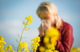 Kobieta cierpiąca na alergię na łące