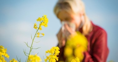 Kobieta cierpiąca na alergię na łące