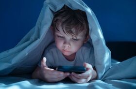 dziecko ze smartfonem, kiedy pierwszy smartfon, kiedy pierwszy telefon, wpływ smartfonu na rozwój